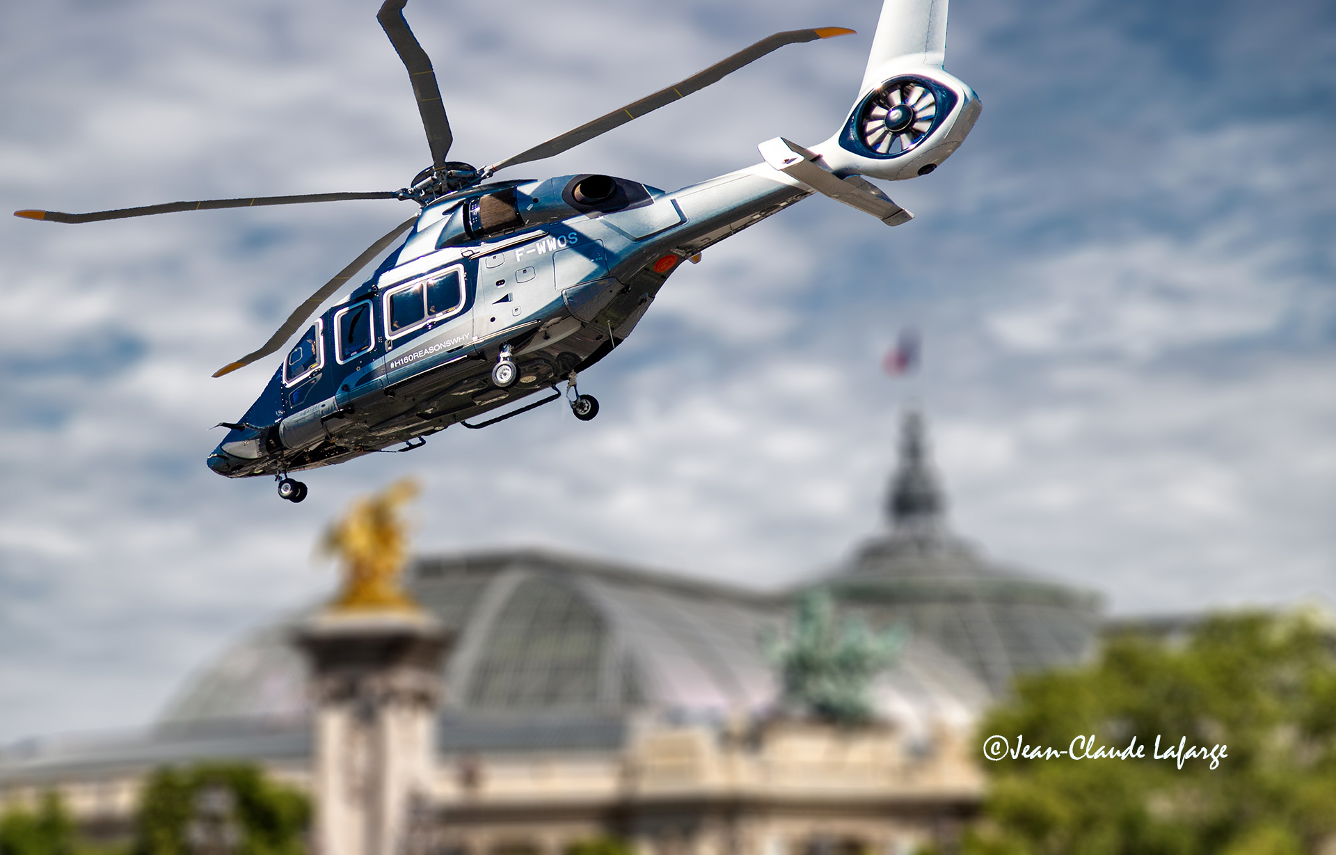 Le pilote de l'hélicoptère prépare son approche pour se poser sur l'esplanade des Invalides après avoir défilé le 14 juillet sur les Champs Elysées à Paris France.	